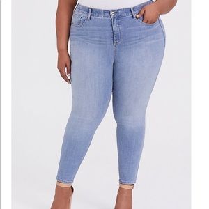 Torrid premium stretch jegging light wash - SHORT!